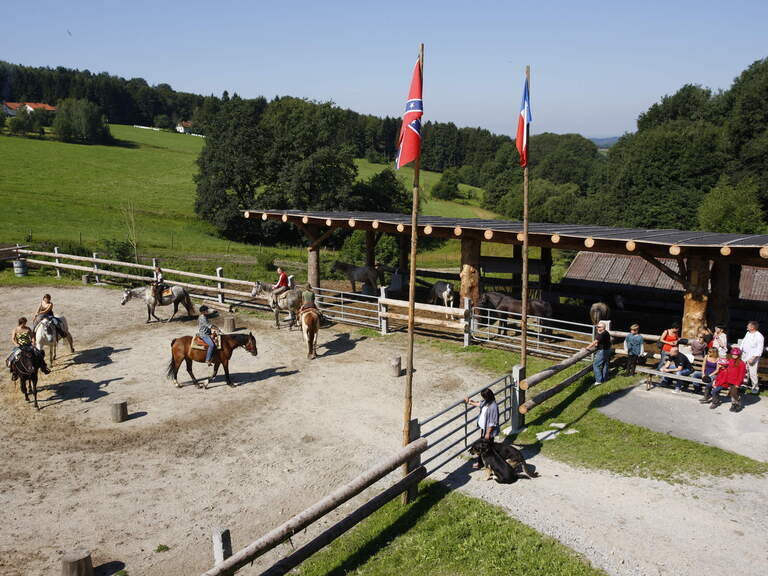 Der Reitplatz auf dem Reiterhof Habereder aus der Vogelperspektive Reitplatz Reiterhof Habereder Vogelperspektive