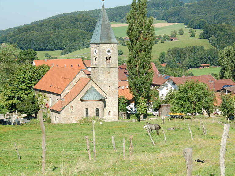 Pfarrkirche in Schöllnach am Reiterhof Habereder Pfarrkirche in Schöllnach Reiterhof Habereder