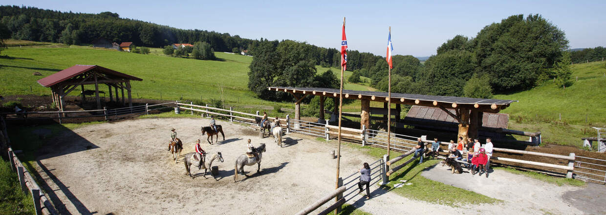 Der Reitplatz auf dem Reiterhof Habereder aus der Vogelperspektive Reitplatz Reiterhof Habereder Vogelperspektive