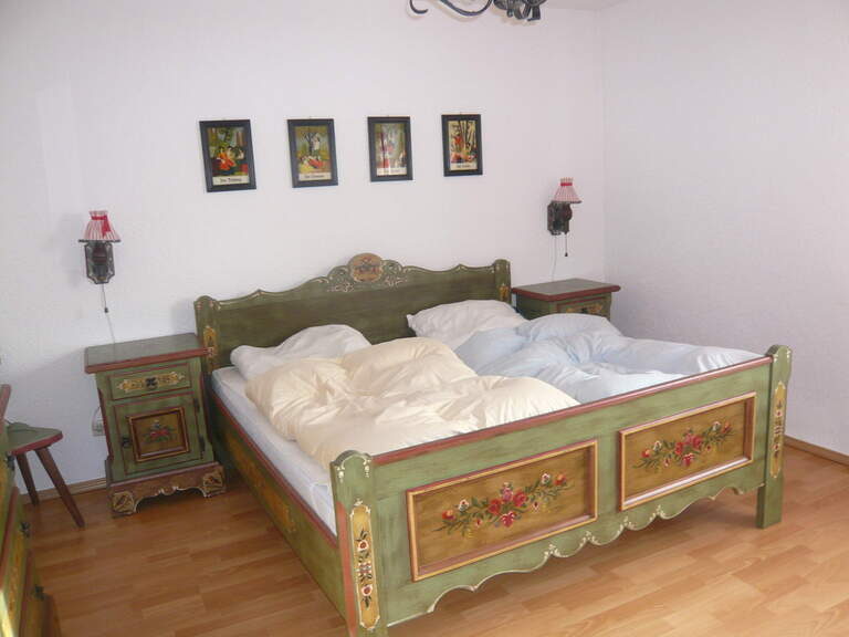 Schlafzimmer in einer Ferienwohnung im Reiterhof Habereder Schlafzimmer Ferienwohnung Reiterhof Habereder
