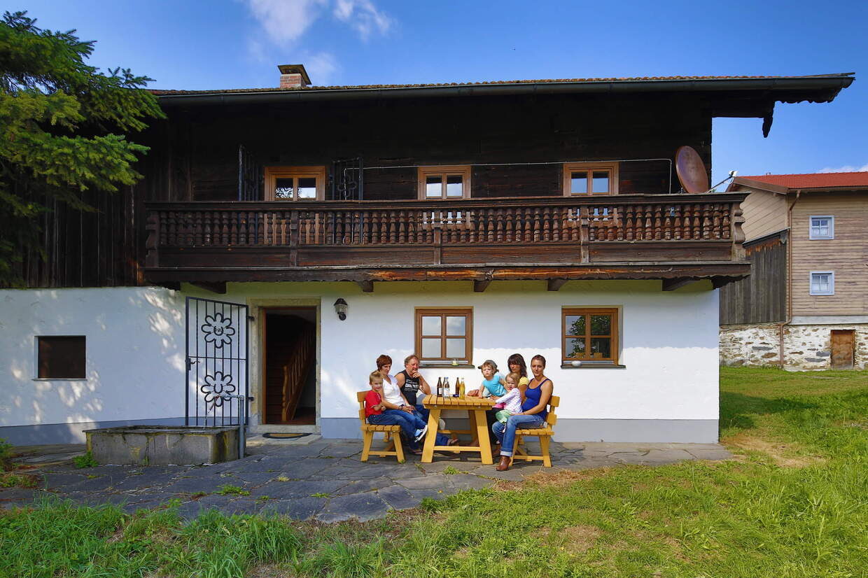 Gemütliche Terasse vor der Ferienwohnung im Reiterhof Habereder Terasse Ferienwohnung Reiterhof Habereder